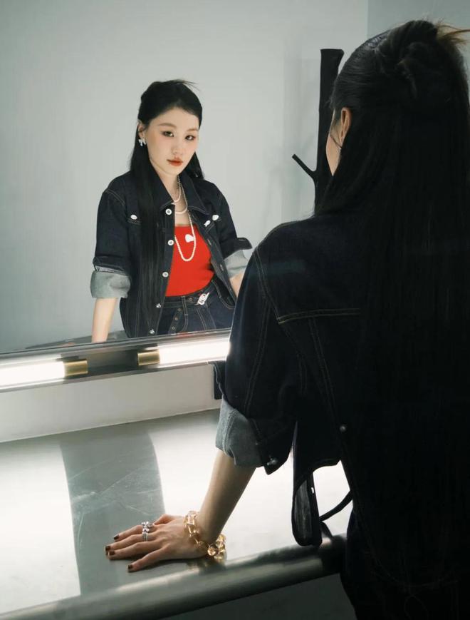 穿红色吊带身材生了孩子后她闪闪发光九游会网址是多少金靖和谢霆锋同框她(图3)