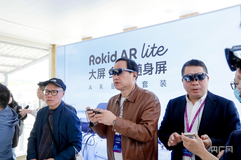 AI赋能 “眼镜之都”打造智造新高地九游会真人游戏第一品牌消费新观察｜(图2)